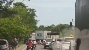 Habitantes bloquean vía Planeta Rica-Montería por puente caído hace seis años